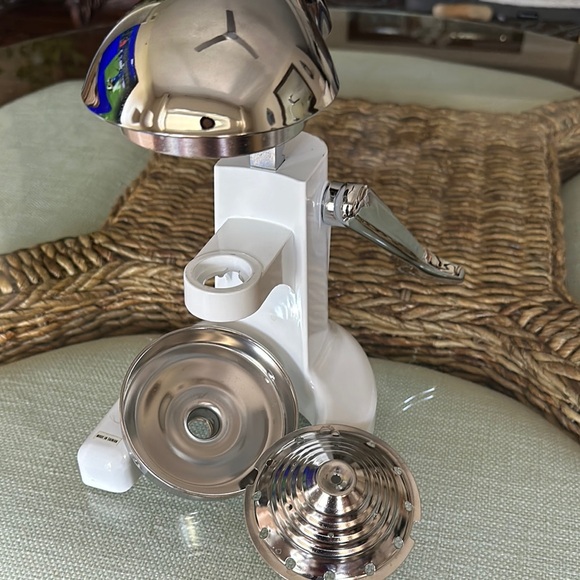Mighty OJ Metrokane Silver and White Citrus Juicer for Modern Kitchens. - Picture 10 of 10